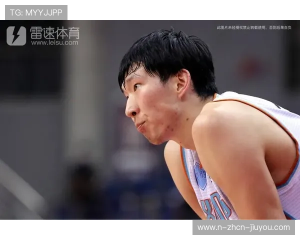 周琦抢断暴扣,新疆防守如铁墙:场上防守哲学的光影瞬间